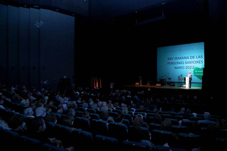 Semana del Mayor 2022 - Homenaje a Mayores - Panorámica del teatro con el aforo completo.
