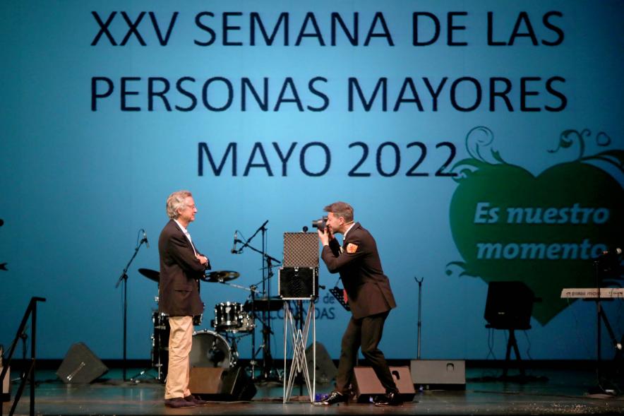 Semana del Mayor 2022 - Homenaje a Mayores -  El presentador interactúa con un homenajeado con una cámara.