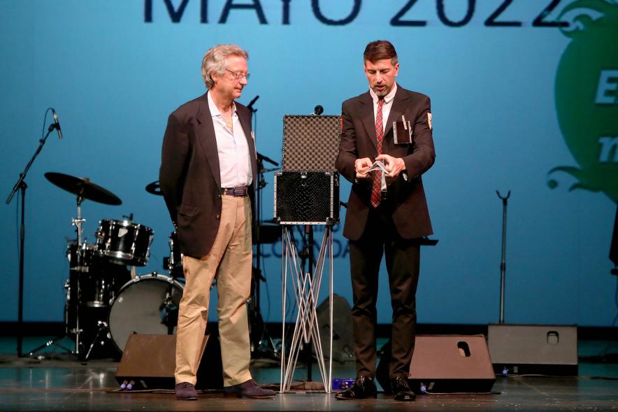 Semana del Mayor 2022 - Homenaje a Mayores - El presentador actúa con un homenajeado.  