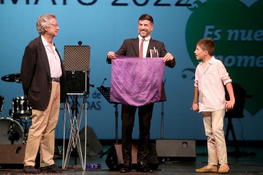 Semana del Mayor 2022 - Homenaje a Mayores -  El presentador hace un truco de magia a un niño y un mayor.  