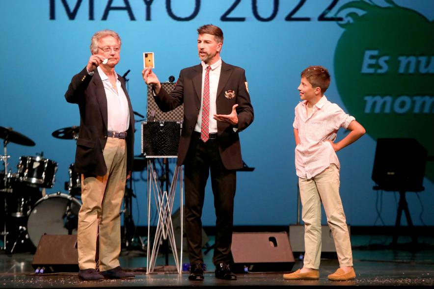 Semana del Mayor 2022 - Homenaje a Mayores -  El presentador hace un truco de magia a un niño y un mayor.  