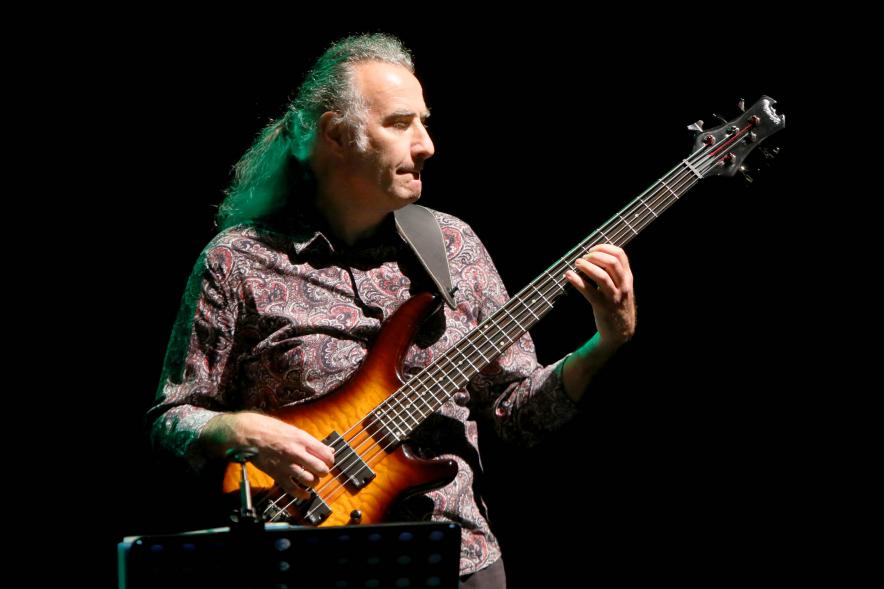 Semana del Mayor 2022 - Homenaje a Mayores - Primer plano del guitarrarista del grupo.