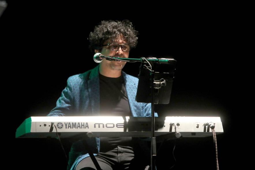 Semana del Mayor 2022 - Homenaje a Mayores -  Primer plano del teclista del grupo musical.