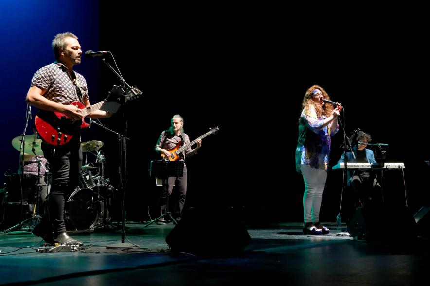 Semana del Mayor 2022 - Homenaje a Mayores -  Primer plano de la  actuación musical.