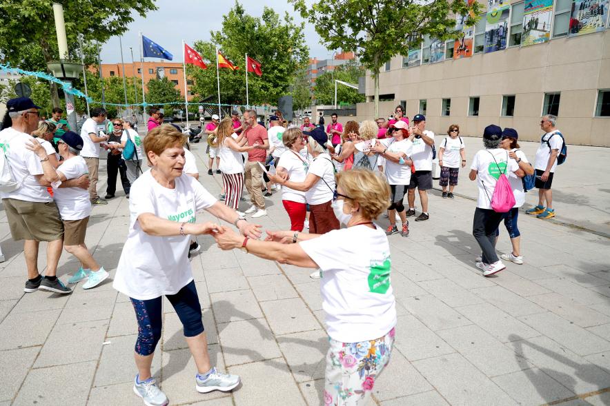  Semana del Mayor - Va Caminata de los Mayores -  Imagen de mayores bailando animados por una charanga.