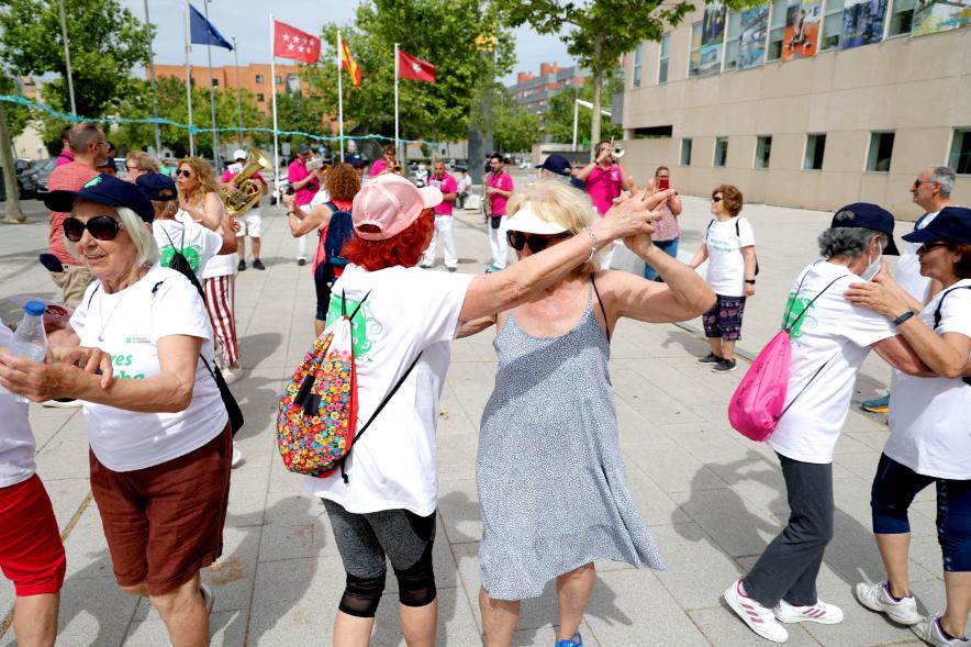 Semana del Mayor - Va Caminata de los Mayores - Imagen de mayores bailando animados por una charanga.