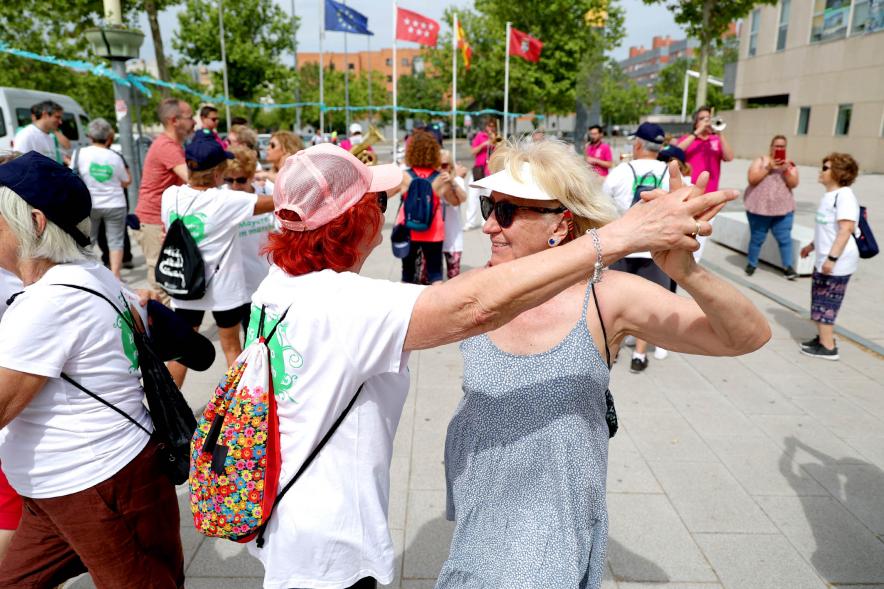 Semana del Mayor - Va Caminata de los Mayores - Imagen de mayores bailando animados por una charanga.