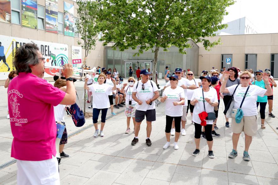 Semana del Mayor - Va Caminata de los Mayores - Imagen de un miembro de la charanga XOXONGORRI tocando la trompeta y los mayores bailando.