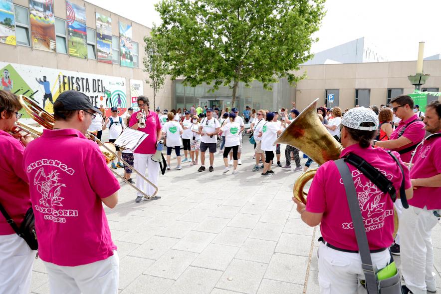 Semana del Mayor - Va Caminata de los Mayores - Imagen de los componentes de la charanga XOXONGORRI animando la fiesta. 
