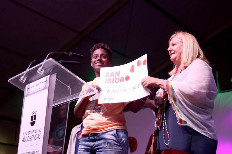 Detalle premiada recogiendo diploma