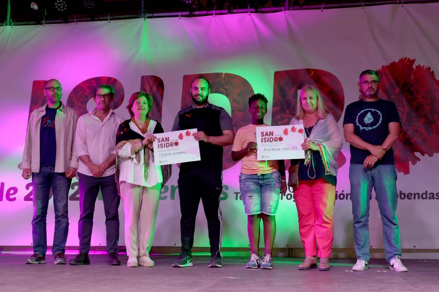 Personalidades posando con premiados