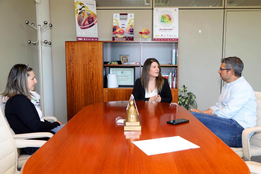  Recepción de Taekwondista en el Despacho de la Concejal de Deportes - Posado de las deportistas con el vicealcalde. 
