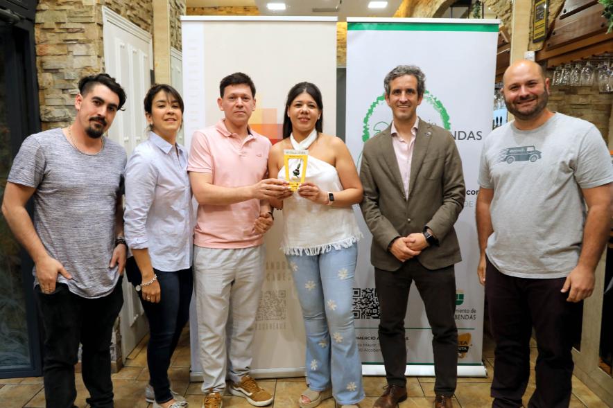 Entrega Premios Ruta de la Tapa 2022 - Imagen del alcalde Aitor Retolaza y el concejal de comercio Roberto Fraile entregando el  1º Premio para Bar Ruri.