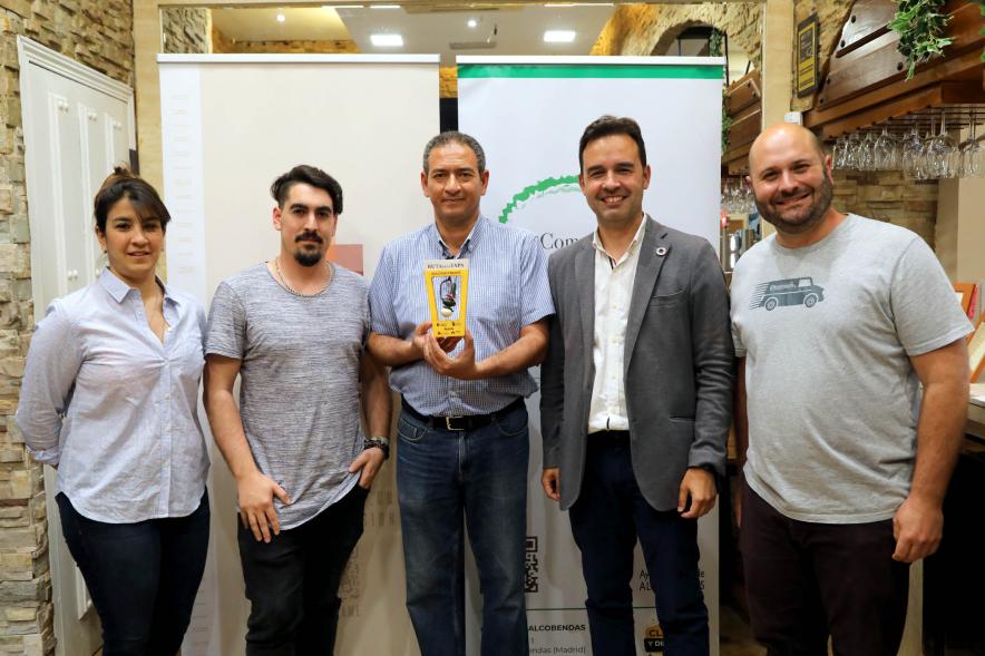  Entrega Premios Ruta de la Tapa 2022 - Imagen del alcalde Aitor Retolaza y el concejal de comercio Roberto Fraile entregando el 2º Premio para Kabuya.