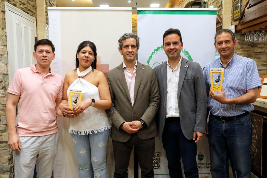 Entrega Premios Ruta de la Tapa 2022 - Imagen del alcalde Aitor Retolaza y el concejal de comercio Roberto Fraile posando con los premiados de la Ruta de la Tapa 2022.