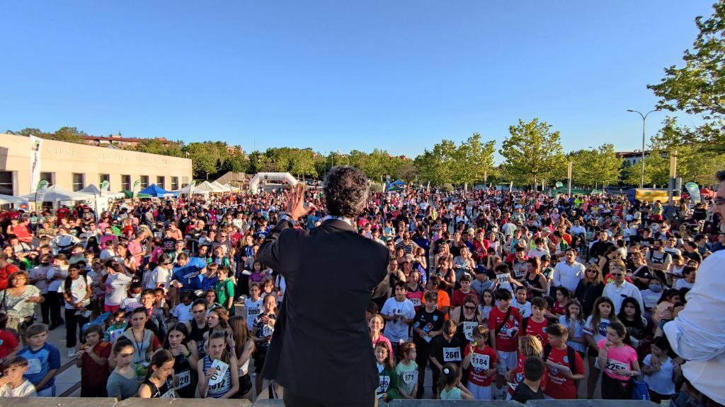 Fiesta del Deporte 2022 -  Plano general del alcalde Retolaza con los asistentes a la fiesta del deporte.