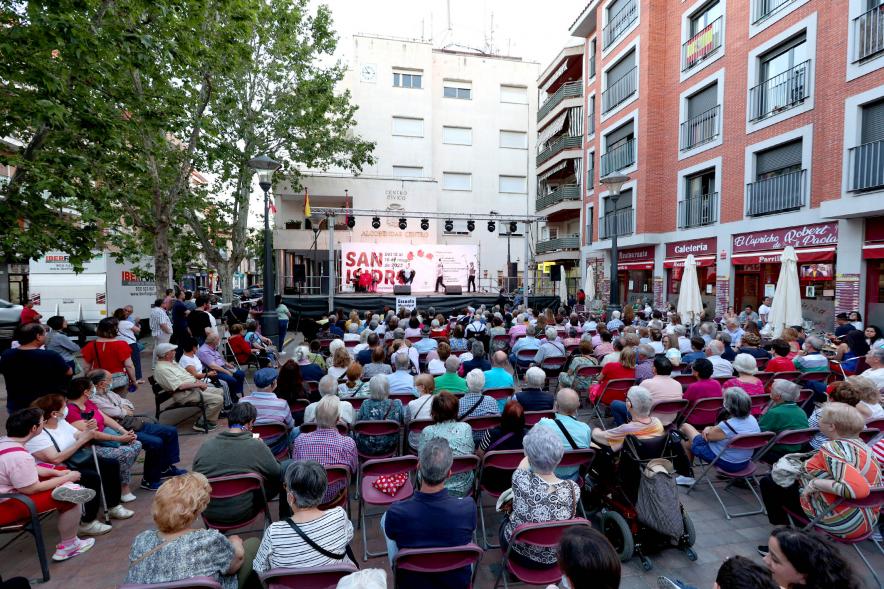 Evento visto desde el fondo de la sala