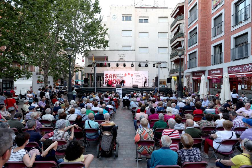 Vista de escenario desde el fondo de la plaza