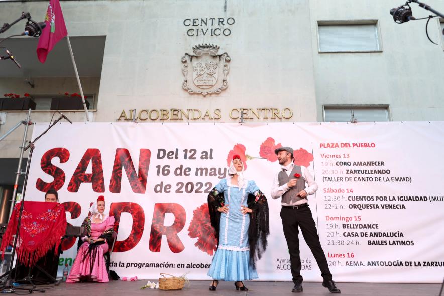 Artistas en el escenario vestidos con trajes típicos