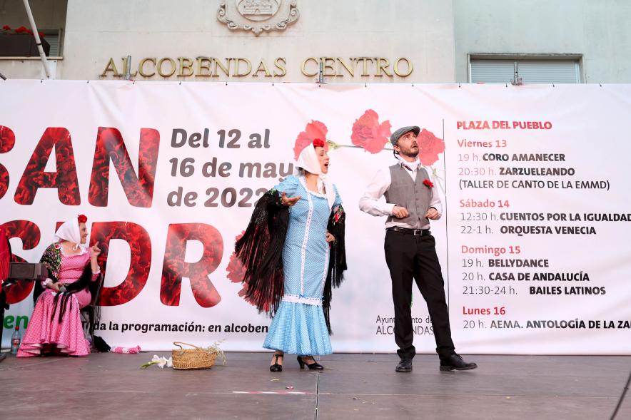 Chulapos en el escenario