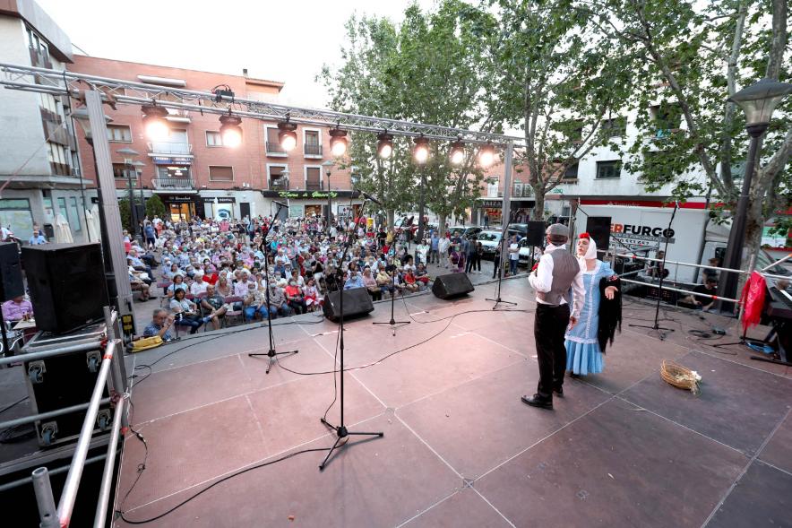 Plaza vista desde el escenario con artistas en el