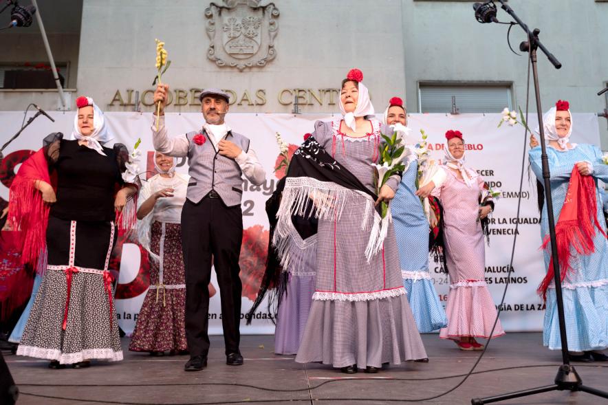 Artistas saludando al público