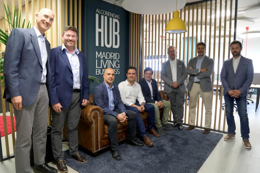 Visita de Delegación de Molina de Aragón a Alcobendas Hub - Posado de las autoridades municipales con la Delegación.