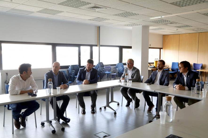 Visita de Delegación de Molina de Aragón a Alcobendas Hub - Imagen de la mesa con las autoridades municipales y los componentes de la Delegación.