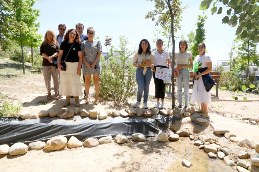 Visita Anfioasis Colegio Base - Posado de las autoridades municipales con las alumnas del proyecto. 