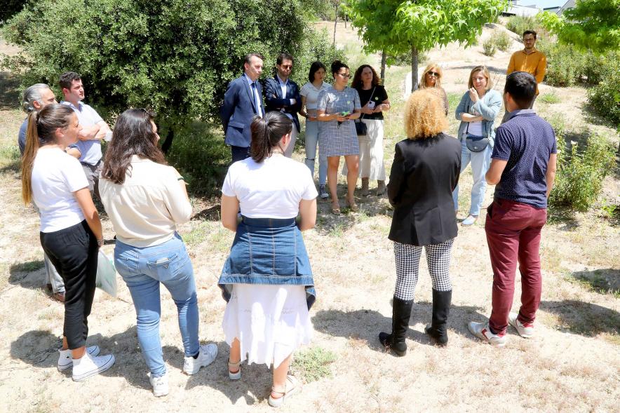 Visita Anfioasis Colegio Base - Los jóvenes exponen el proyecto a las autoridades municipales.