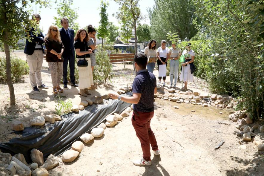 Visita Anfioasis Colegio Base - Un alumno explica el proyecto.
