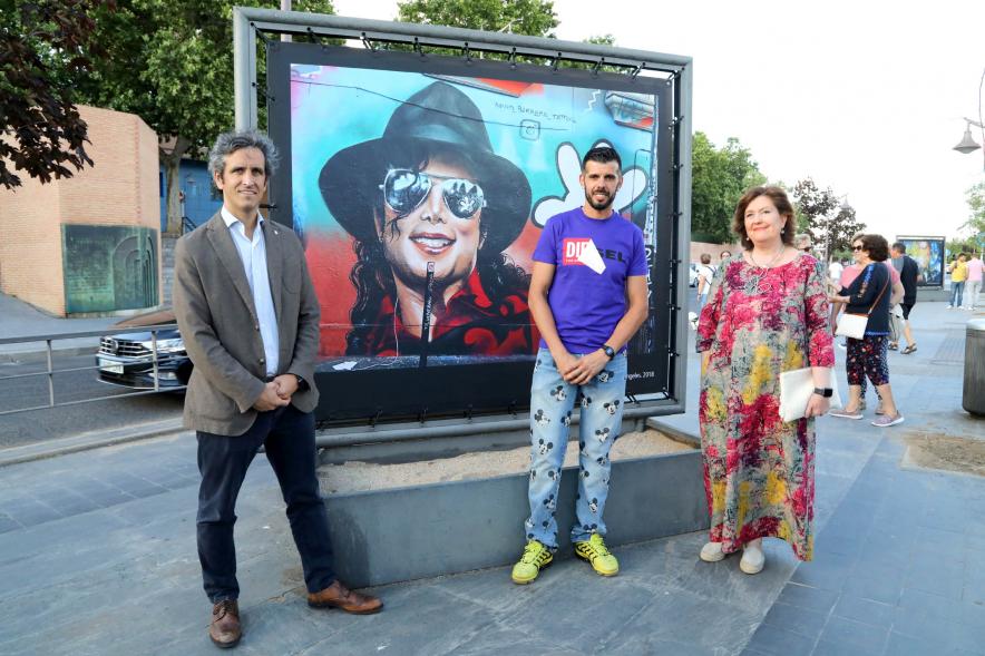  Inauguración Exposición de David Barrera en el Bulevar Salvador Allende  -Imagen de David Barrera posando junto a una de sus obras acompañado por el alcalde Aitor Retolaza y la concejala de cultura Rosario Tamayo.