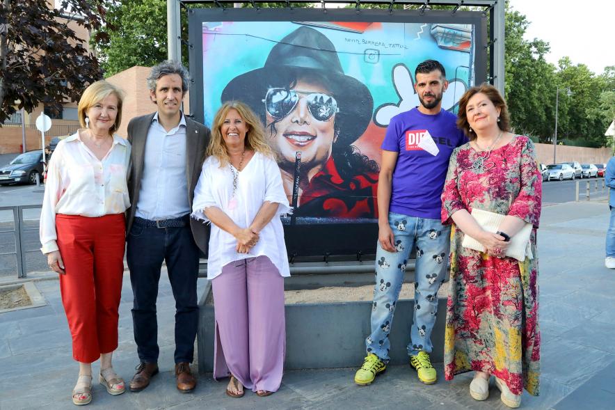    Inauguración Exposición de David Barrera en el Bulevar Salvador Allende  - Imagen de David Barrera posando junto a una de sus obras acompañado por el alcalde Aitor Retolaza y otras autoridades.