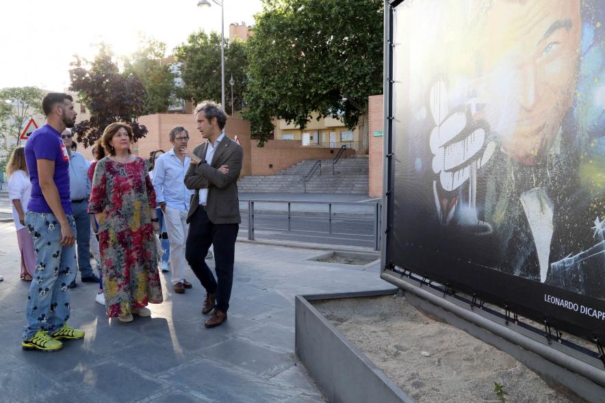  Inauguración Exposición de David Barrera en el Bulevar Salvador Allende  - Imagen de David Barrera charlando con las autoridades asistentes a la inauguración.