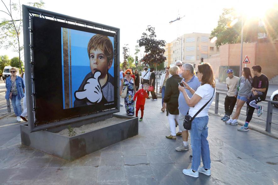  Inauguración Exposición de David Barrera en el Bulevar Salvador Allende  - Imagen del público admirando las obras expuestas en el Bulevar Salvador Allende. 