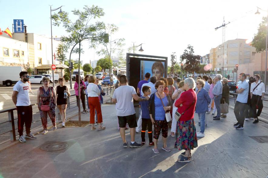 Inauguración Exposición de David Barrera en el Bulevar Salvador Allende  - Imagen del público admirando las obras expuestas en el Bulevar Salvador Allende. 
