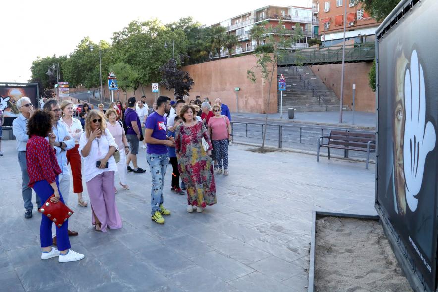  Inauguración Exposición de David Barrera en el Bulevar Salvador Allende  - Imagen de David Barrera explicando su obra a las autoridades asistentes.
