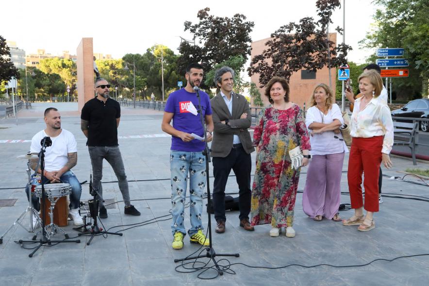Inauguración Exposición de David Barrera en el Bulevar Salvador Allende  -  Imagen de David Barrera dirigiéndose al público asistente.