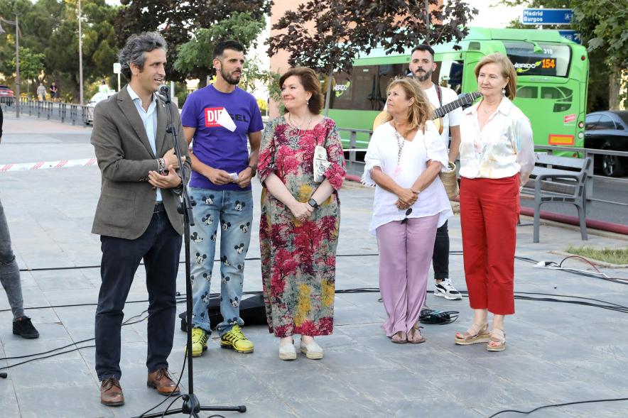    Inauguración Exposición de David Barrera en el Bulevar Salvador Allende  - Imagen del alcalde Aitor Retolaza dirigiéndose al público asistente.