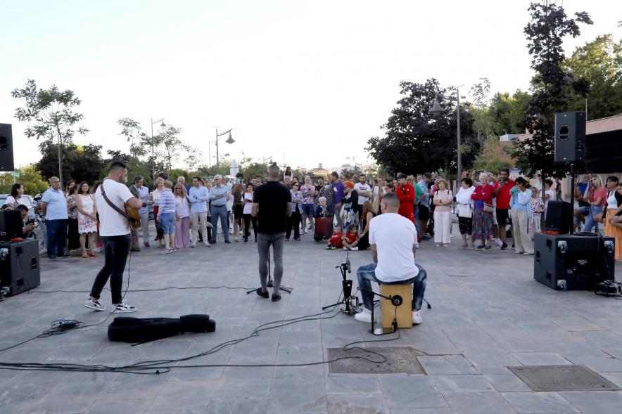 Inauguración Exposición de David Barrera en el Bulevar Salvador Allende  -  Imagen de un momento de la actuación de un grupo musical durante la inauguración.