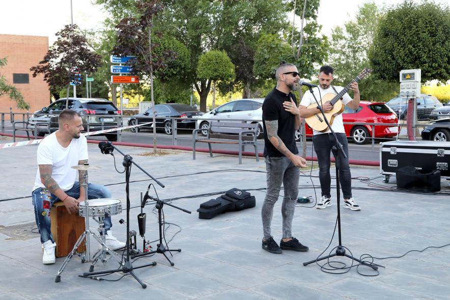 Inauguración Exposición de David Barrera en el Bulevar Salvador Allende  - Imagen de un momento de la actuación de un grupo musical durante la inauguración.