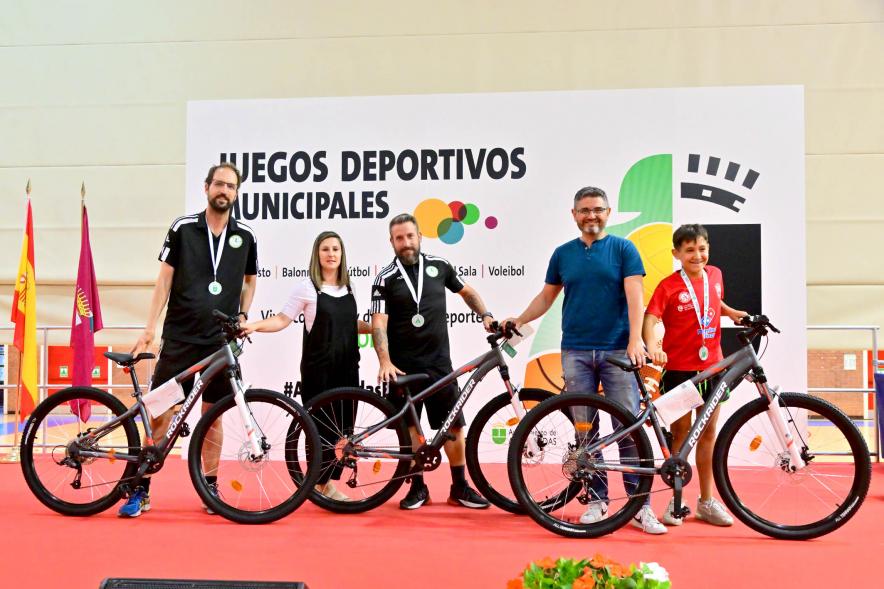  Entrega Trofeos XXV Juegos Deportivos Municipales -  Imagen de las autoridades municipales entregando las bicicletas a los ganadores.