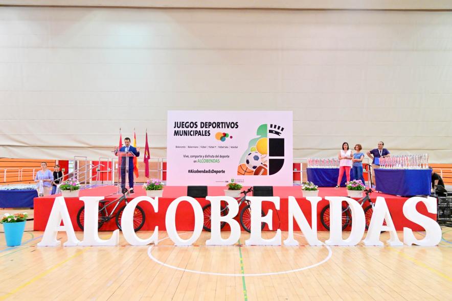 Entrega Trofeos XXV Juegos Deportivos Municipales- Panorámica del alzado con el nombre de la ciudad  en grande.  