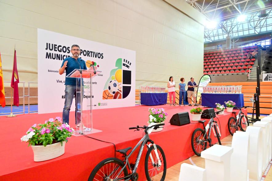 Entrega Trofeos XXV Juegos Deportivos Municipales - Plano abierto del alzado con el vicealcalde Sánchez Acera.