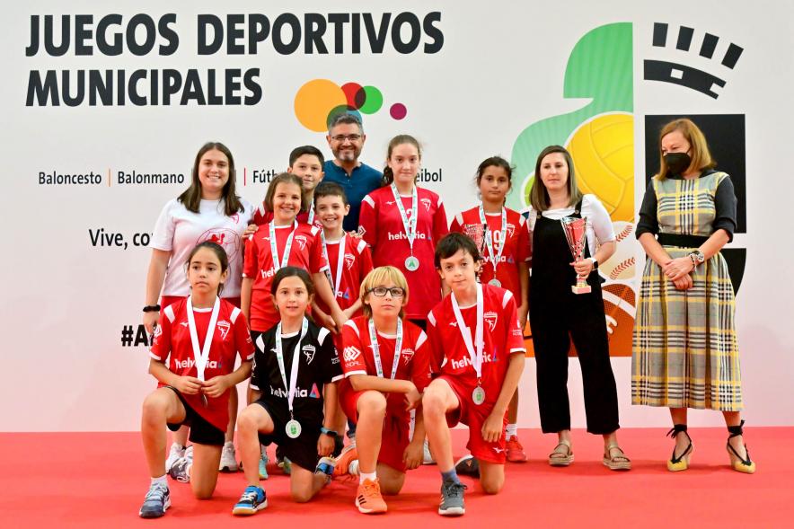 Entrega Trofeos XXV Juegos Deportivos Municipales- Posado del equipo infantil de balonmano con la autoridades municipales.