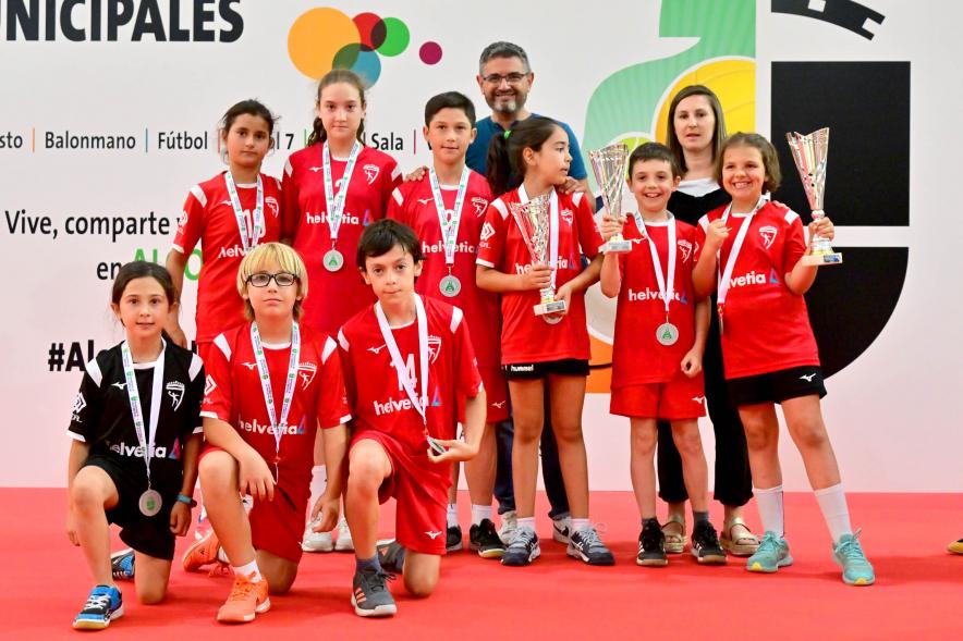 Entrega Trofeos XXV Juegos Deportivos Municipales- Posado del equipo infantil de balonmano con la autoridades municipales.
