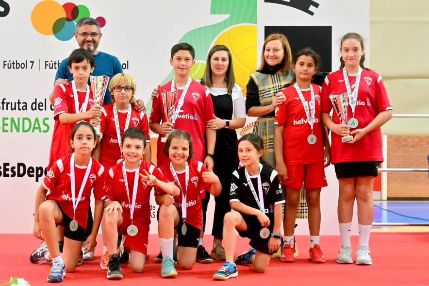 Entrega Trofeos XXV Juegos Deportivos Municipales- Posado del equipo infantil de balonmano con la autoridades municipales.