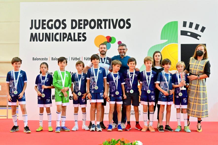 Entrega Trofeos XXV Juegos Deportivos Municipales - Posado del equipo de futbol  infantil con las autoridades municipales.