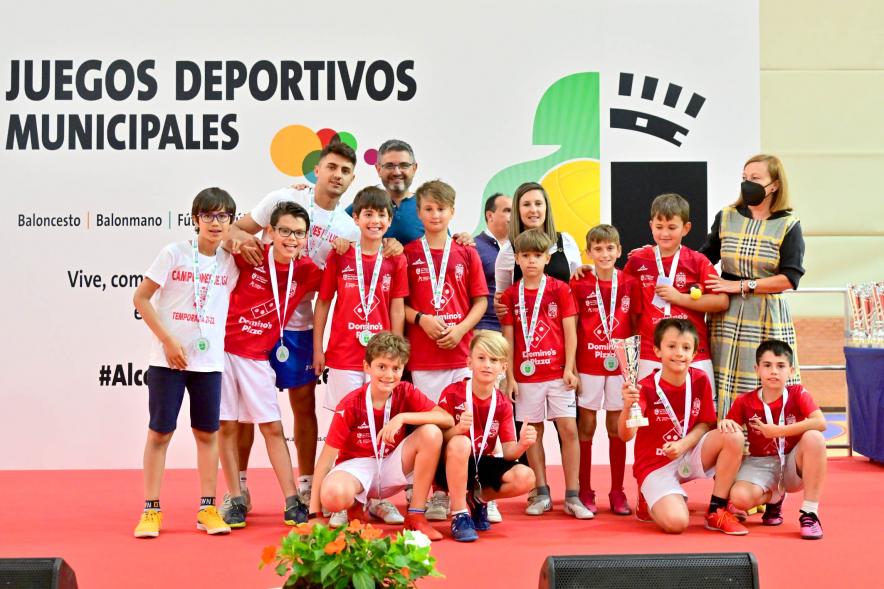 Entrega Trofeos XXV Juegos Deportivos Municipales - Posado del quipo de futbol infantil con las autoridades municipales.