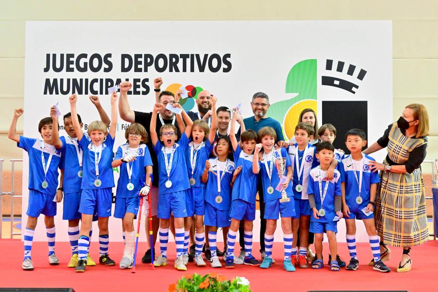 Entrega Trofeos XXV Juegos Deportivos Municipales - Posado del equipo de futbol  infantil con las autoridades municipales.